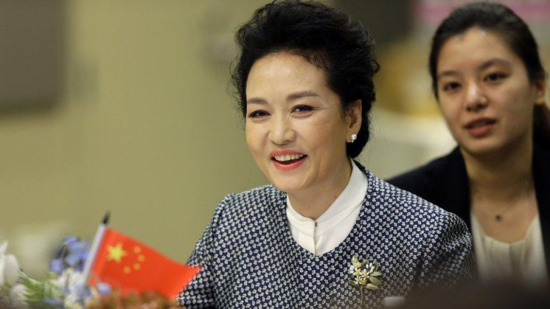 លោកស្រី Peng Liyuan អញ្ចើញទស្សនាសារមន្ទីរម៉ាកាវ