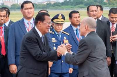 សម្ដេចតេជោ ហ៊ុន សែន អញ្ជើញទទួលព្រះរាជដំណើរព្រះមហាក្សត្រ យាងមាតុភូមិនិវត្តន៍ក្រោយបញ្ចប់ព្រះរាជទស្សនកិច្ច នៅខេត្តហៃណាន សាធារណរដ្ឋប្រជាមានិតចិន