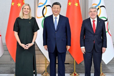 លោក​Xi Jinping ជួបសន្ទនាជាមួយ​លោកស្រី Kirsty Coventry ប្រធានគណៈកម្មាធិការ​អូឡាំពិក​អន្តរជាតិ​និងលោក Bach ​ប្រធានកិត្តិយសពេញ​មួយជីវិត