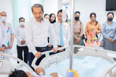 ឯកឧត្តម កែវ រ៉េមី ទេសរដ្ឋមន្ត្រី ប្រធានគណៈកម្មាធិការសិទ្ធិមនុស្សកម្ពុជា អញ្ជើញចុះសួរសុខទុក្ខជនរងគ្រោះពីអំពើរំលោភបំពានរបស់ទាហានថៃ ដែលកំពុងសម្រាកព្យាបាលនៅមន្ទីរពេទ្យកាល់ម៉ែត