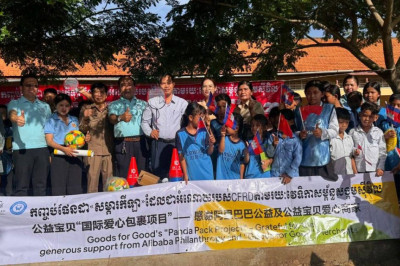 ស្នាមញញឹមសិស្សានុសិស្សរីកសាយលើទីលានកីឡា ក្រោយទទួលបានសម្ភារកីឡាពីមិត្តចិន